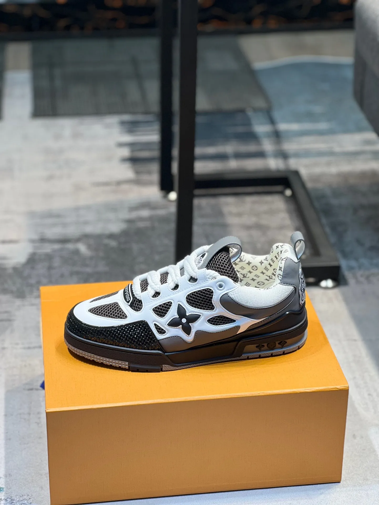 Men's men's shoes💰800 LV top version new style purchasing quality LV~Louis Vuitton LV TRAINER's best-looking sneakers, donkey brand strongly promotes new products, official website limited edition retro basketball sneakers! Both high-top and low-top models spent money to purchase 1:1 accurate reproductions of the originals. The details are invincible and full of sincerity. The imported custom-made original cowhide leather is the same as the original package. The details are 100% restored. The private model customizes the original one-piece TPU outsole. It is different from other brands. Without the original version, this effect cannot be achieved!                Men's and women's models 35-40 39-45 (46 is custom-made and cannot be returned or exchanged)